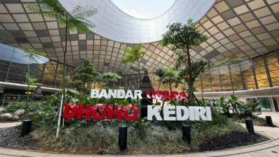 Aktivitas erupsi Gunung Anak Krakatau di perairan Selat Sunda berdampak langsung pada operasional Bandara Internasional Dhoho Kediri
