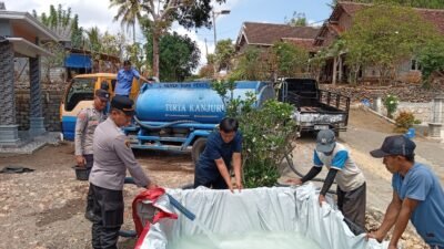 Polres Malang guyur 4.000 liter air bersih buat warga terdampak kekeringan di Bantur! Simak aksi sat-set kepolisian bantu 40 KK