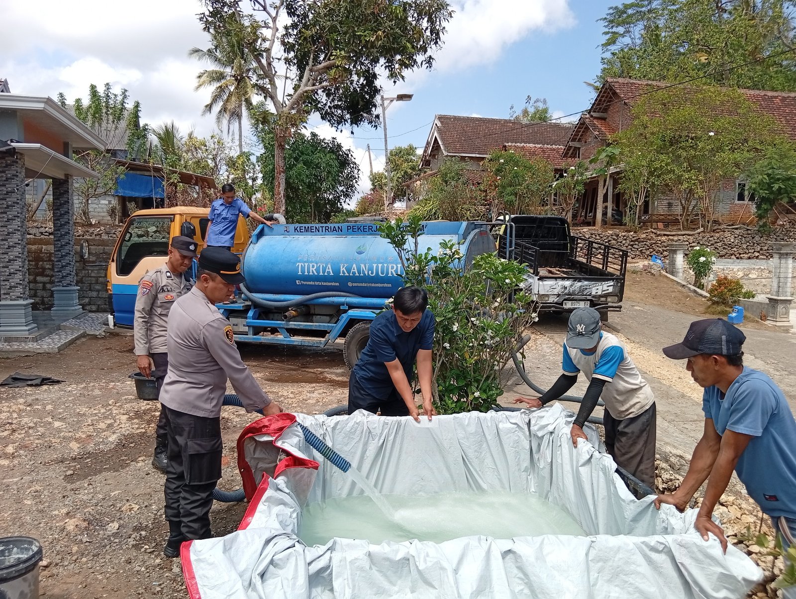 Polres Malang guyur 4.000 liter air bersih buat warga terdampak kekeringan di Bantur! Simak aksi sat-set kepolisian bantu 40 KK