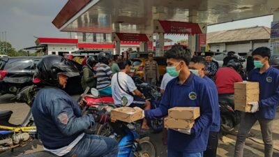 Ringankan Beban Warga, Gus Fawait Terjunkan OPD Bagikan Logistik di Antrean SPBU Jember pada Kamis (10/9/2026),
