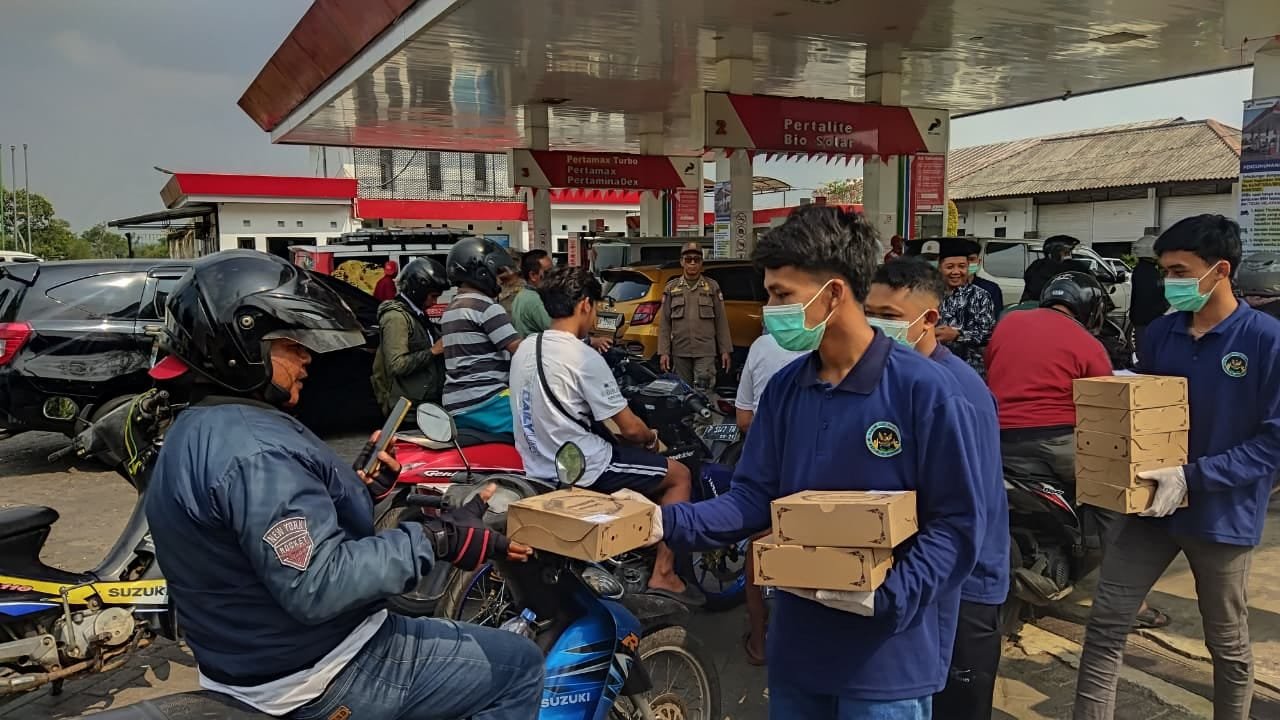 Ringankan Beban Warga, Gus Fawait Terjunkan OPD Bagikan Logistik di Antrean SPBU Jember pada Kamis (10/9/2026),
