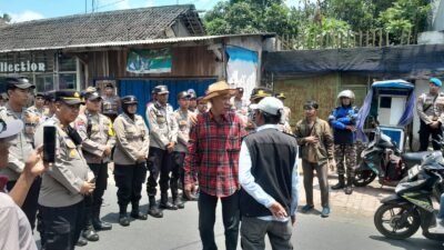 Massa Aliansi Masyarakat Kabupaten Malang bergerak ke Sumberpucung Menuju Kediaman Hadi Wiyono alias Dur