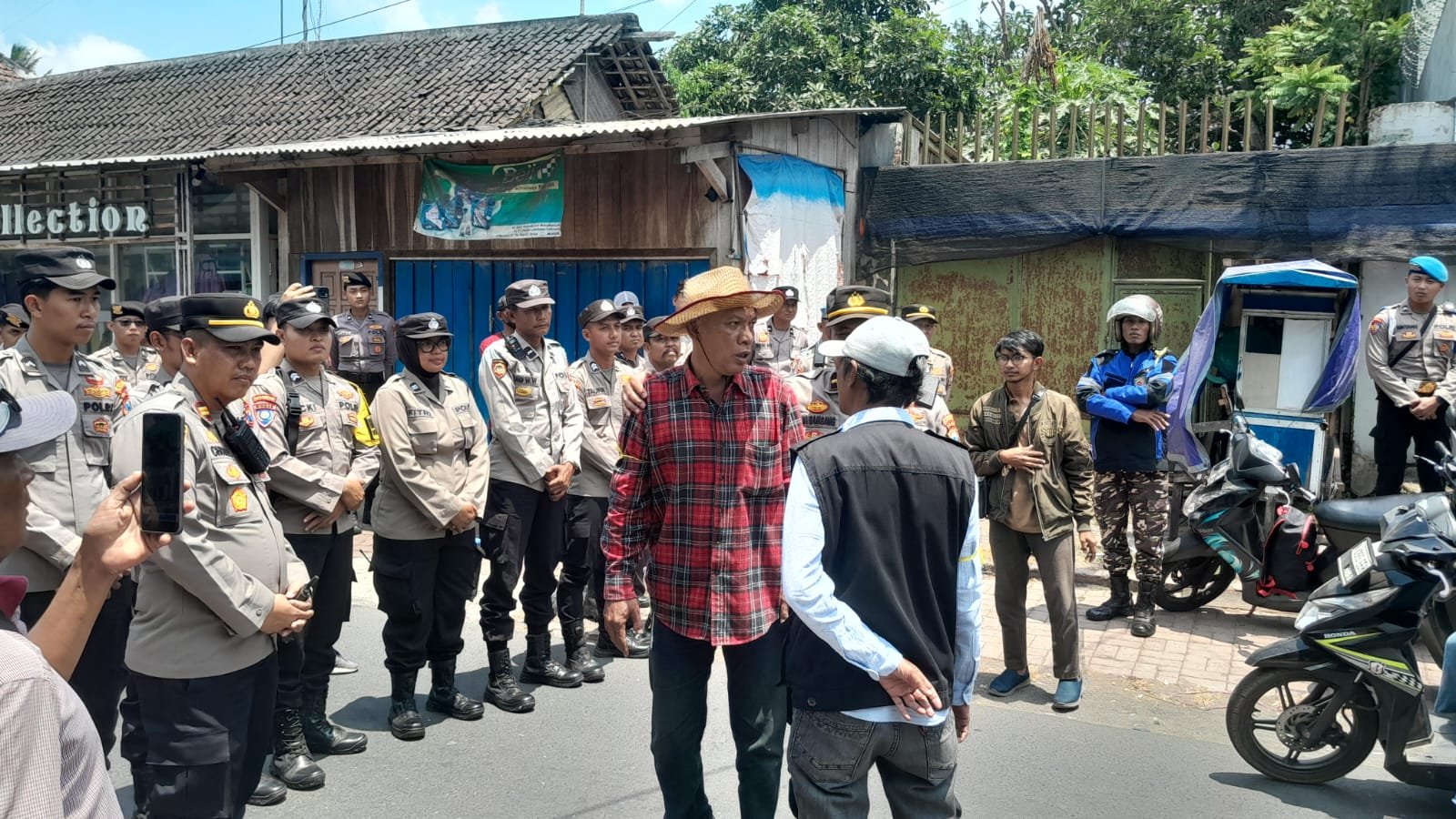 Massa Aliansi Masyarakat Kabupaten Malang bergerak ke Sumberpucung Menuju Kediaman Hadi Wiyono alias Dur