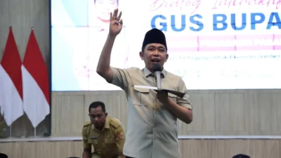 Bupati Jember Muhammad Fawait atau Gus Fawait mengajak ratusan pedagang dan elemen mahasiswa duduk bersama menata Pasar Tanjung