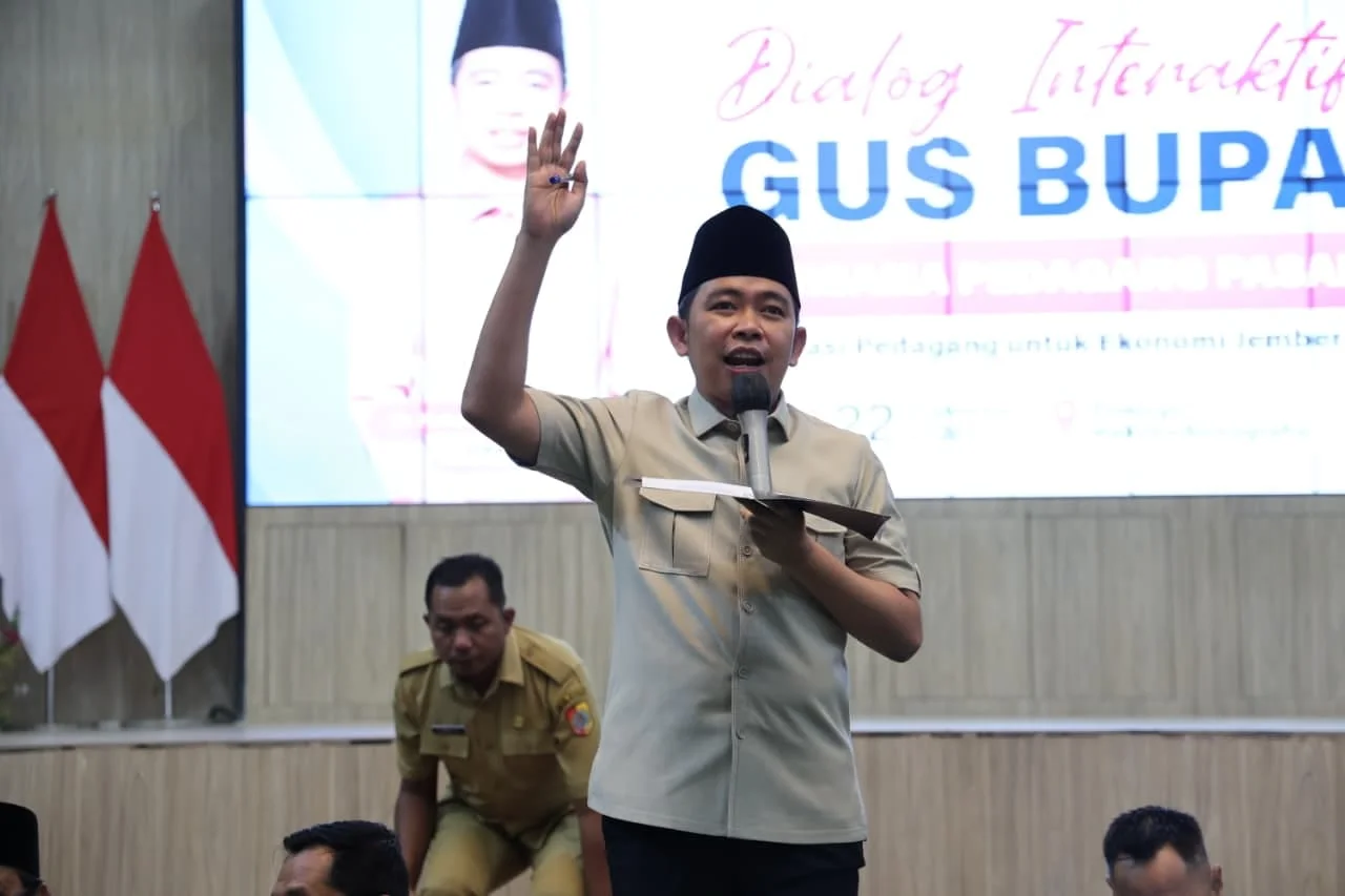 Bupati Jember Muhammad Fawait atau Gus Fawait mengajak ratusan pedagang dan elemen mahasiswa duduk bersama menata Pasar Tanjung
