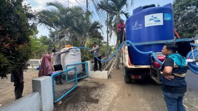 Polres Malang bergandengan tangan dengan Perum Jasa Tirta I menyalurkan bantuan air bersih ke warga terdampak kekeringan di Sumberpucung
