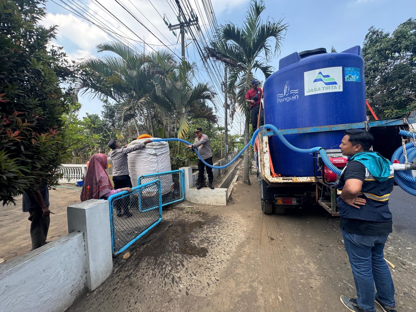 Polres Malang bergandengan tangan dengan Perum Jasa Tirta I menyalurkan bantuan air bersih ke warga terdampak kekeringan di Sumberpucung