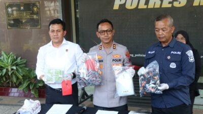Peredaran sabu di Singosari Kabupaten Malang kembali digagalkan Polres Malang dan mengamankan 1,1 kilogram narkotika dari Bandar Jakarta