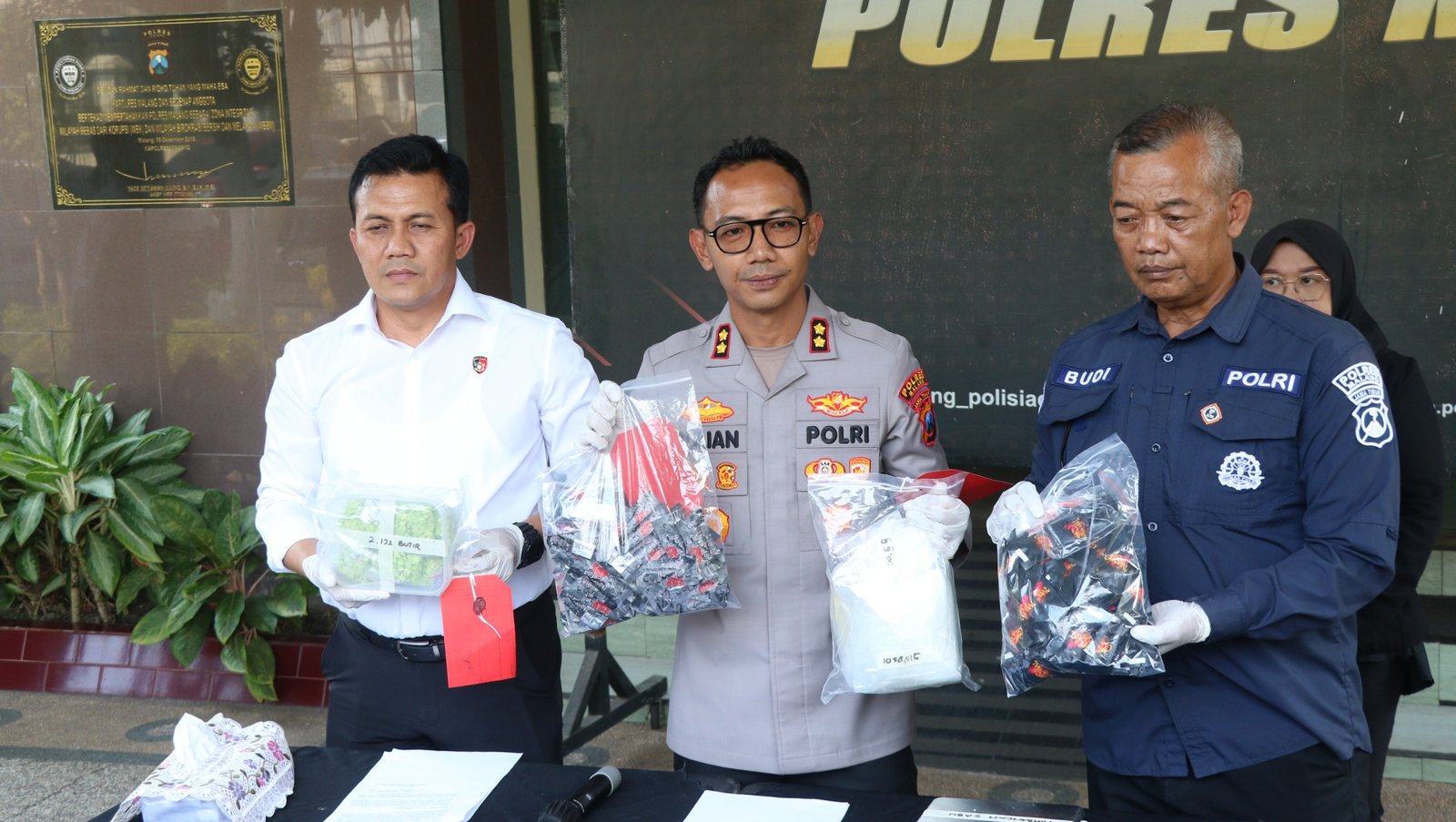 Peredaran sabu di Singosari Kabupaten Malang kembali digagalkan Polres Malang dan mengamankan 1,1 kilogram narkotika dari Bandar Jakarta