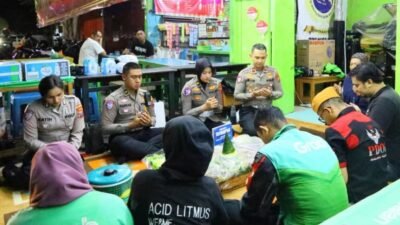 Satlantas Polresta Malang Kota menggelar doa bersama sekaligus tumpengan dengan komunitas pengemudi ojek online (ojol) se-Kota Malang