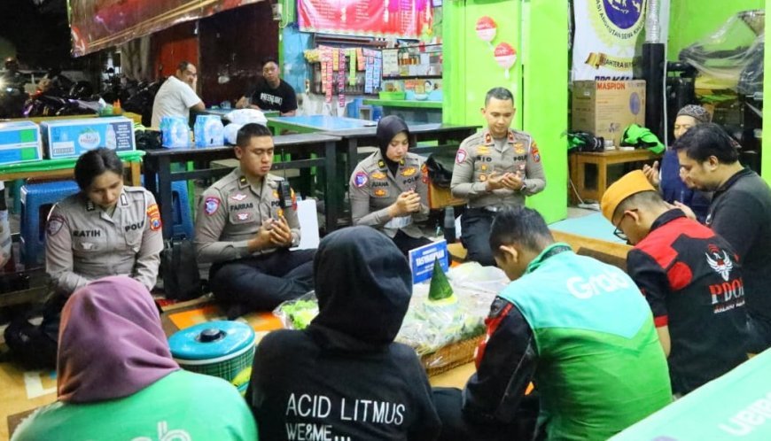 Satlantas Polresta Malang Kota menggelar doa bersama sekaligus tumpengan dengan komunitas pengemudi ojek online (ojol) se-Kota Malang