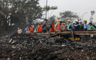 Kebakaran TPA Supit Urang Kota Malang: Gubernur Khofifah dan Pj Wali Kota Wahyu Tinjau Pemadaman Water Bombing