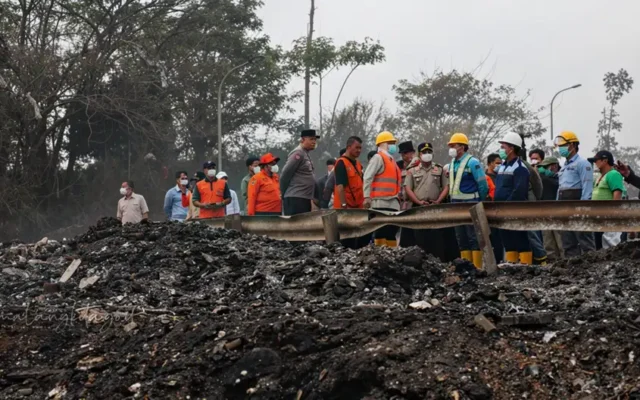 Kebakaran TPA Supit Urang Kota Malang: Gubernur Khofifah dan Pj Wali Kota Wahyu Tinjau Pemadaman Water Bombing