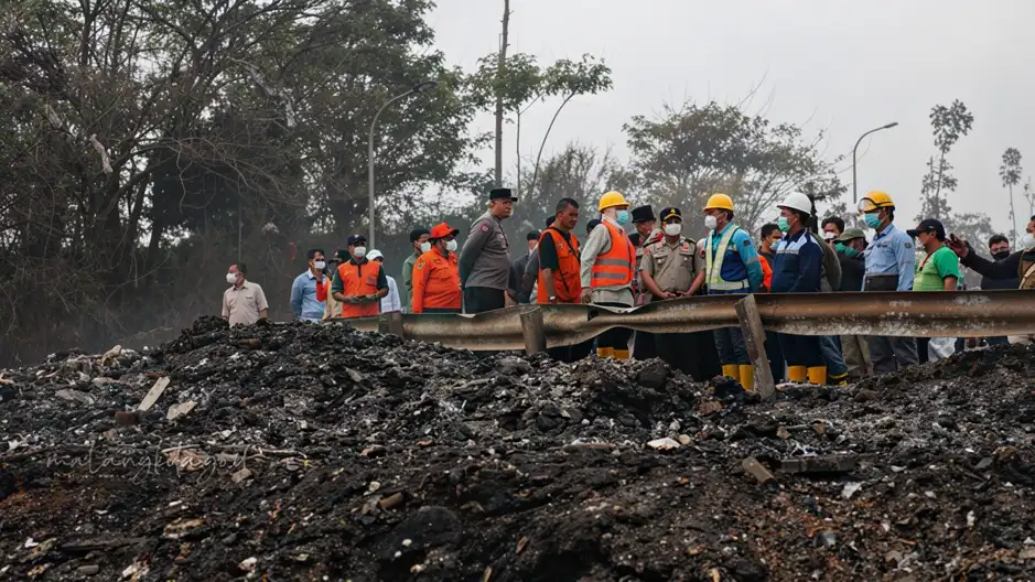 Kebakaran TPA Supit Urang Kota Malang: Gubernur Khofifah dan Pj Wali Kota Wahyu Tinjau Pemadaman Water Bombing