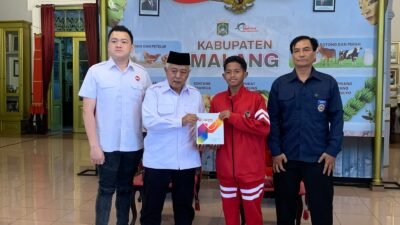 Pemerintah Kabupaten (Pemkab) Malang memberikan dukungan dana hibah sebesar Rp25 juta kepada Fajar Nurrahman, atlet karate muda asal