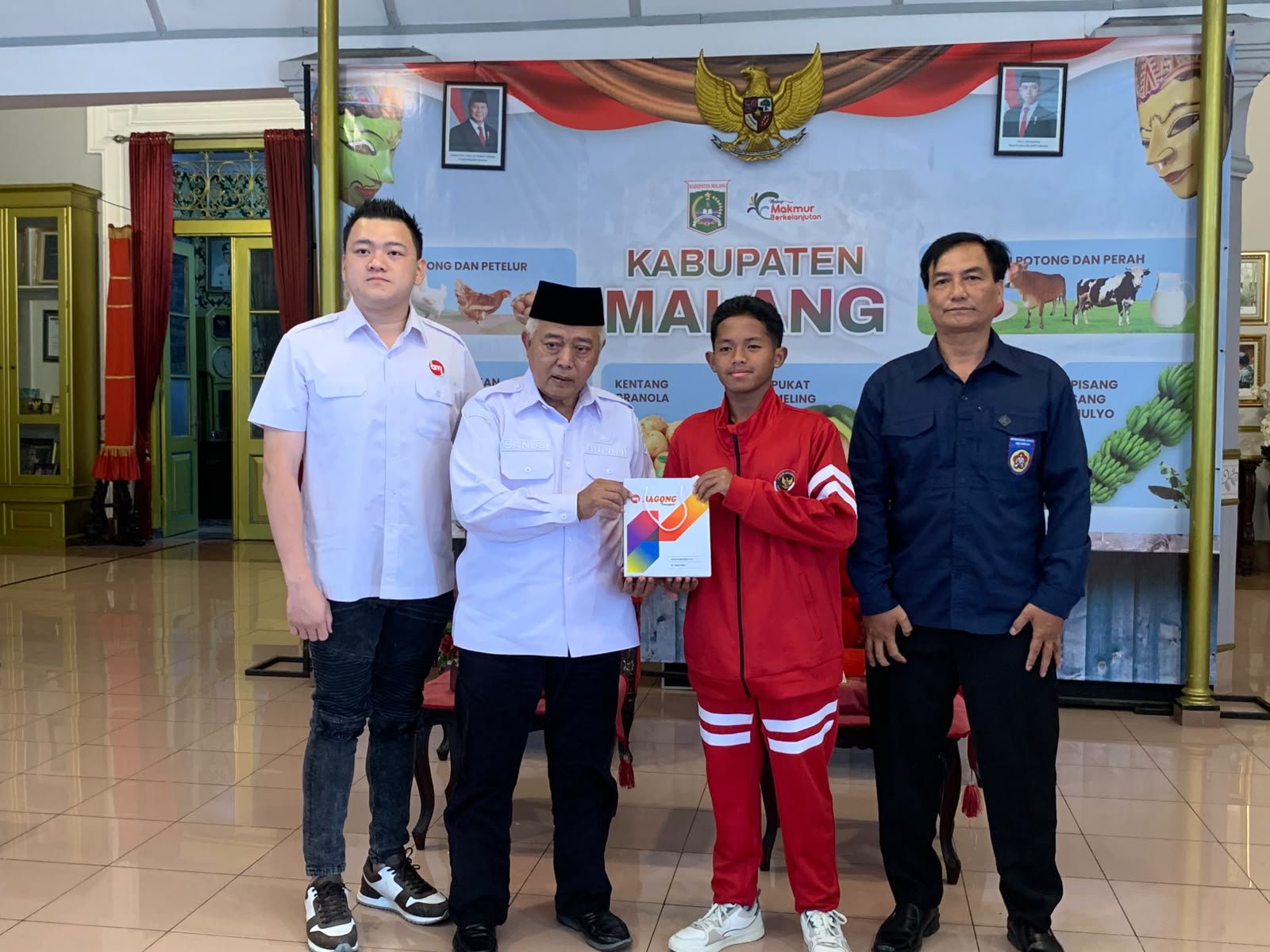 Pemerintah Kabupaten (Pemkab) Malang memberikan dukungan dana hibah sebesar Rp25 juta kepada Fajar Nurrahman, atlet karate muda asal