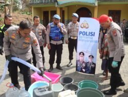Patroli Gentong Polres Trenggalek Droping 6.000 Liter Air ke Warga Mlinjon