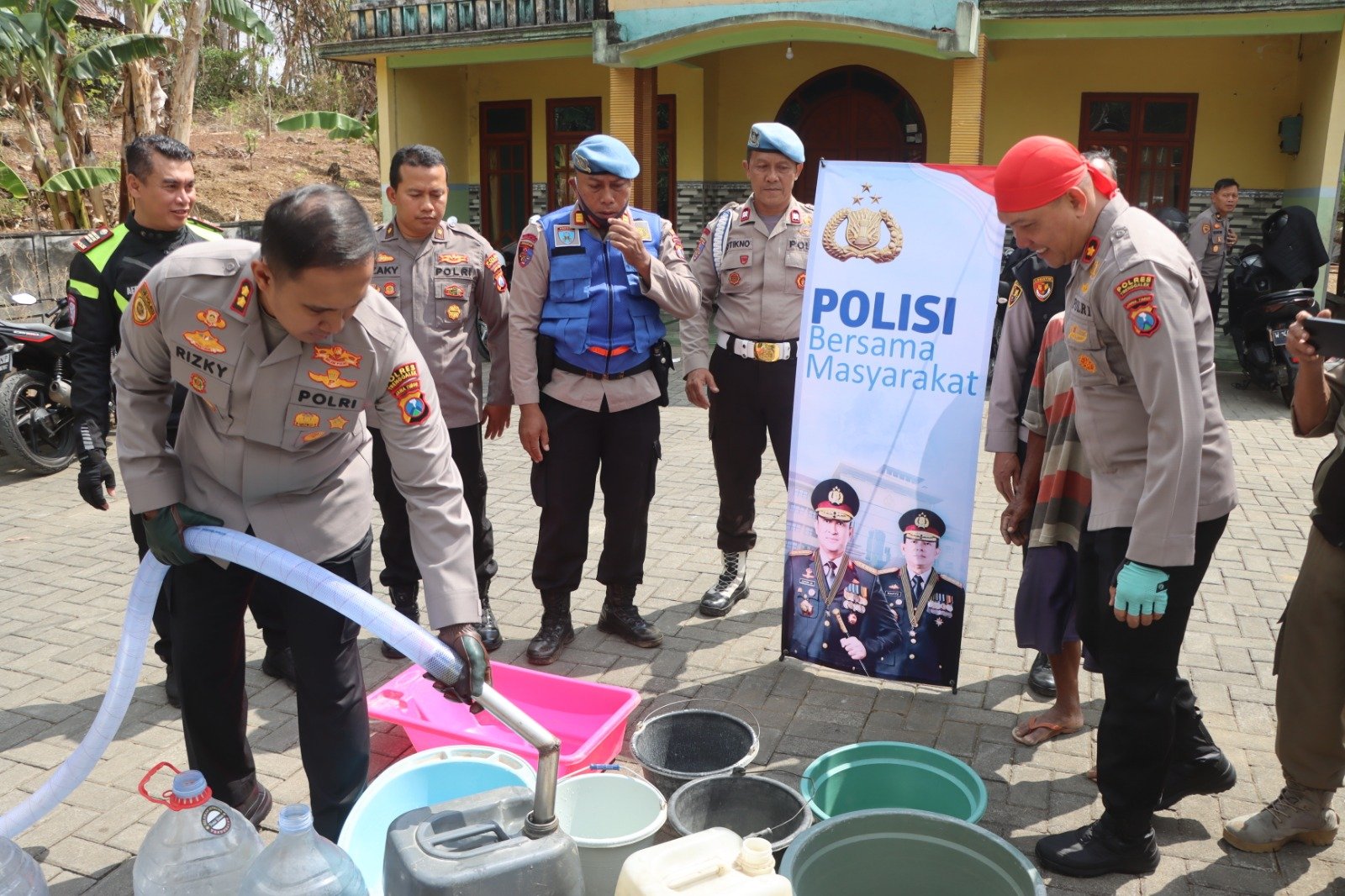 Kepolisian Resor (Polres) Trenggalek kembali mengaktifkan Patroli Gentong yang biasa dilakukan saat bencana kekeringan melanda
