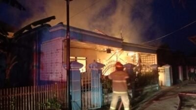 Diduga Korsleting Listrik, Rumah Pensiunan TNI AL di Pakisaji Hangus Terbakar