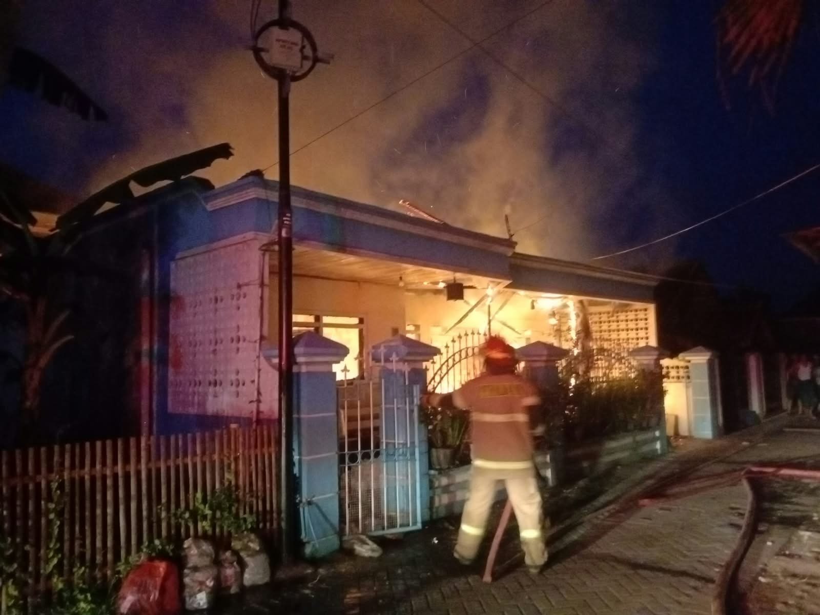 Diduga Korsleting Listrik, Rumah Pensiunan TNI AL di Pakisaji Hangus Terbakar