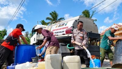 Polres Malang menyalurkan bantuan sebanyak 35 ribu liter air bersih untuk masyarakat terdampak kemarau panjang di wilayah Kabupaten Malang.
