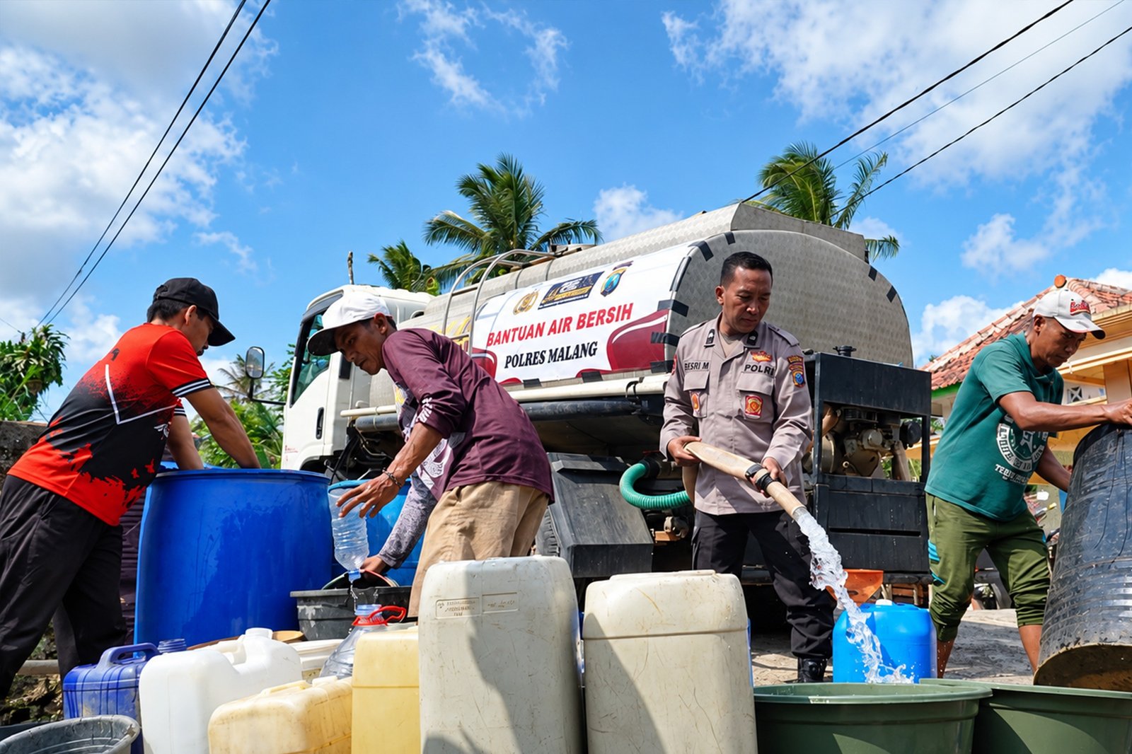 Polres Malang menyalurkan bantuan sebanyak 35 ribu liter air bersih untuk masyarakat terdampak kemarau panjang di wilayah Kabupaten Malang.