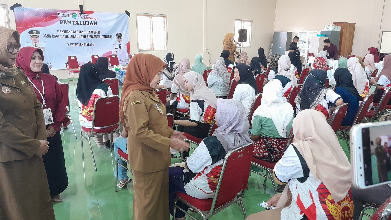 Wabup Malang Serahkan BLT DBHCHT di Gondanglegi, Pastikan Dana Dirasakan Pekerja