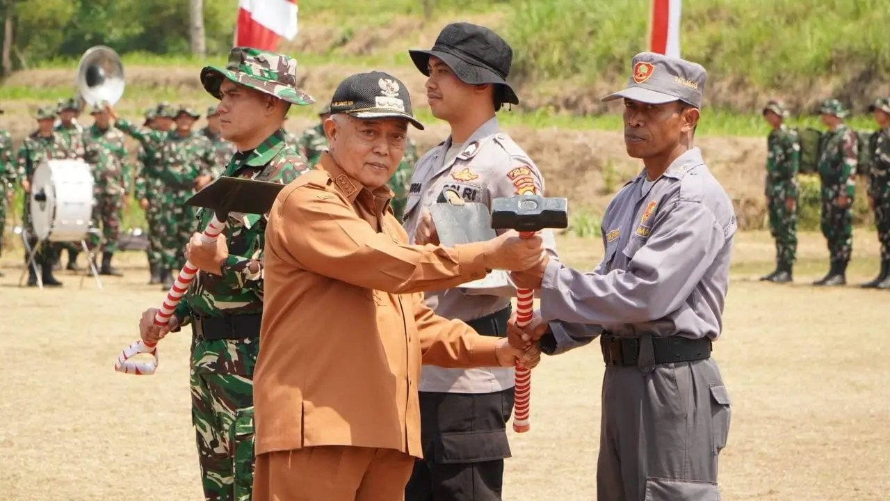 Serahkan Alat Kerja ke Satgas TMMD ke-130 Kodim 0818, Bupati Malang Buka Pengabdian Desa