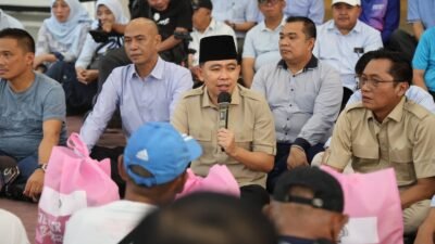 Padukan Karya Bakti Lingkungan dengan Penyaluran Sembako, Pemkab Jember Gelar Dialog Lesehan Bersama Ratusan Pengemudi Becak