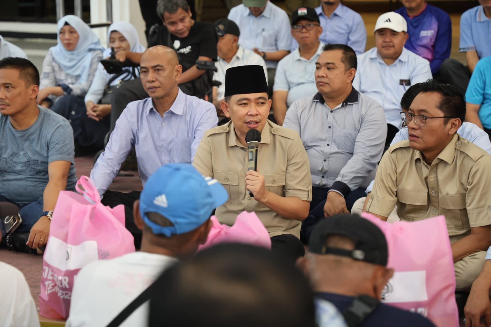 Padukan Karya Bakti Lingkungan dengan Penyaluran Sembako, Pemkab Jember Gelar Dialog Lesehan Bersama Ratusan Pengemudi Becak