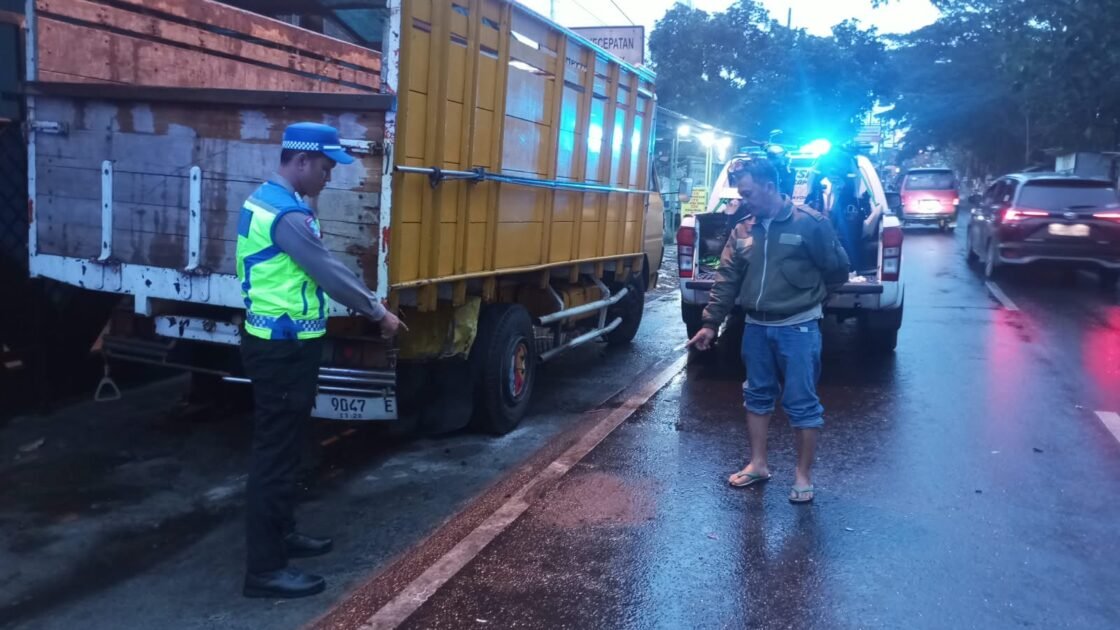 Kecelakaan lalu lintas maut yang melibatkan sepeda motor dan truk terjadi di Jalan Raya Desa Pakisaji, Kecamatan Pakisaji (25/10/2026)