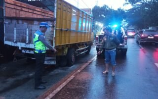 Kecelakaan lalu lintas maut yang melibatkan sepeda motor dan truk terjadi di Jalan Raya Desa Pakisaji, Kecamatan Pakisaji (25/10/2026)