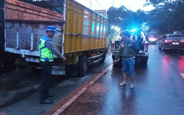 Kecelakaan lalu lintas maut yang melibatkan sepeda motor dan truk terjadi di Jalan Raya Desa Pakisaji, Kecamatan Pakisaji (25/10/2026)