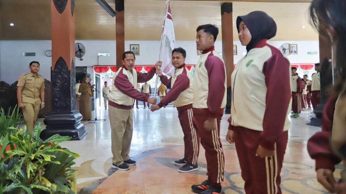 Berangkatkan 126 Atlet POPDA 2026, Pj Sekda Trenggalek Minta Jaga Sportivitas