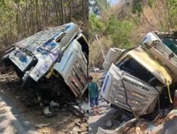 Truk Sound Horeg Asal Pasuruan Terguling dan Tabrak Pemotor di Sumawe